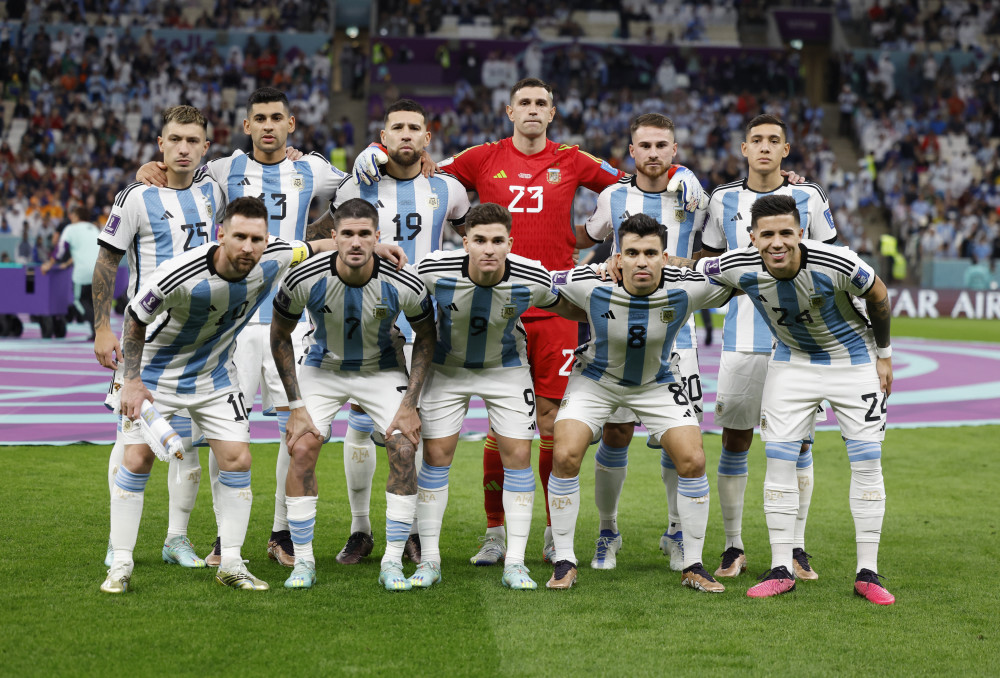 切尔西球迷在看台高唱：拉明-亚马尔，你就是一坨＊（切尔西球迷看台高唱不雅口号，嘲讽拉明-亚马尔）