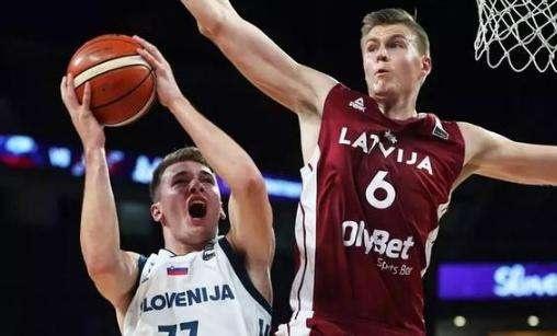 莫耶斯：纽卡防守稳固&反击迅猛，他们确实比埃弗顿强得多（莫耶斯：纽卡后防扎实、反击凌厉，整体实力明显强于埃弗顿）