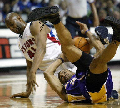 小佩顿第二节6中6独砍12分，带领勇士反超比分（小佩顿次节6投全中轰12分，助勇士实现反超）