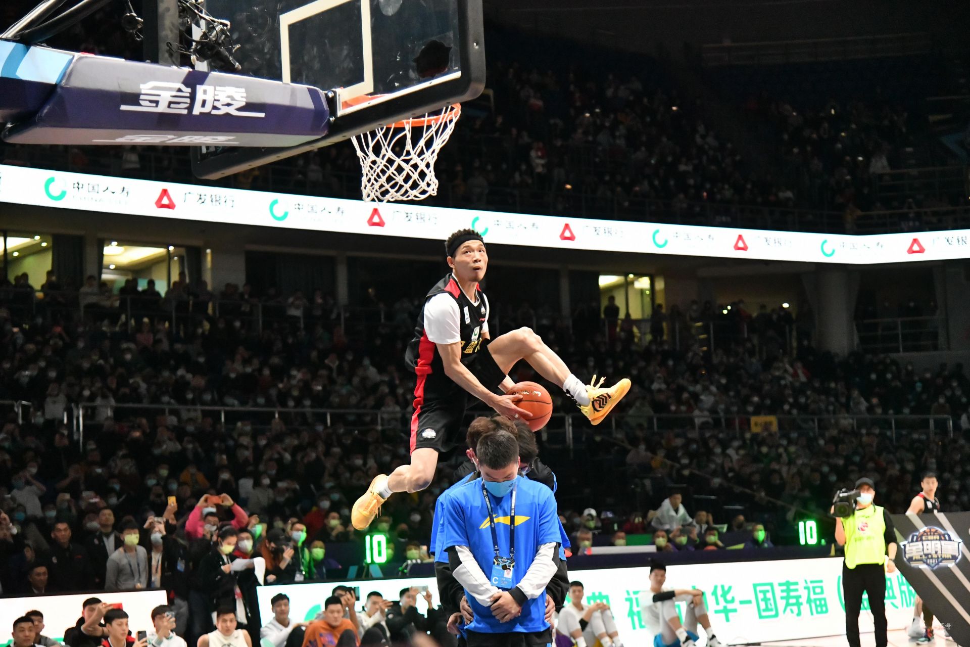 亨利：我和温格瓜帅都有过矛盾但没公开，萨拉赫应维护俱乐部（亨利：与温格、瓜迪奥拉有过分歧却未公开，萨拉赫应维护俱乐部）