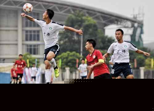 内马尔在桑托斯关键比赛中上演帽子戏法，助球队保级成功，展现坚韧与决心。（内马尔关键战戴帽护航桑托斯保级，尽显坚韧与决心）