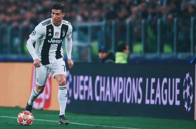 杨明洋妻子赴韩国观战亚冠：成都亚冠首个客场积分，值得骄傲（杨明洋妻赴韩现场助威，成都队拿下亚冠首个客场积分，令人自豪）