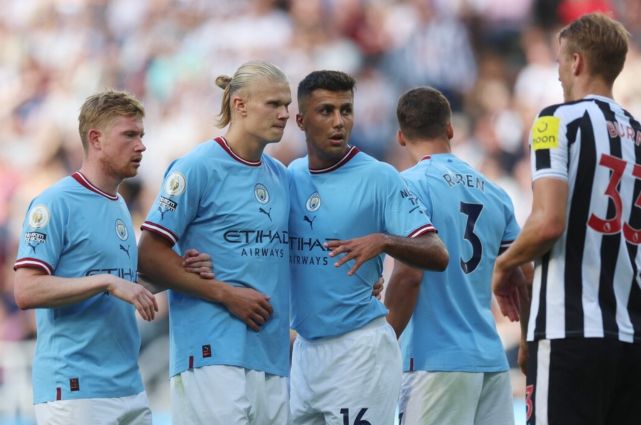 前锋单刀破门，决绝果断引喝彩（前锋单刀冷静终结，果敢一击引全场喝彩）