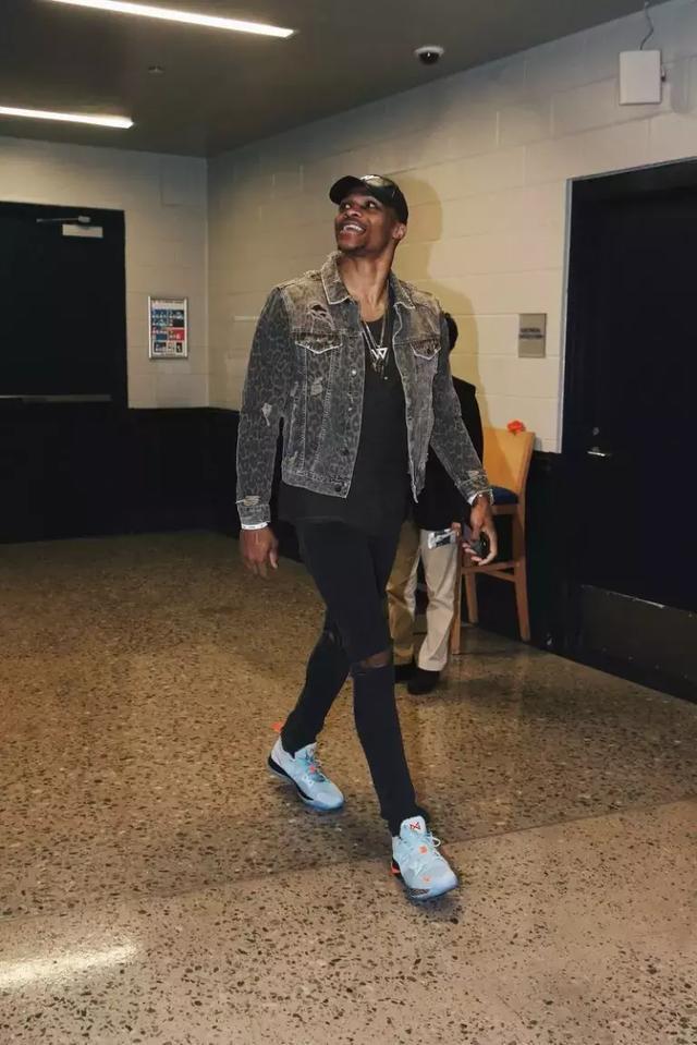 越来越大了，泰州高速口已经搭好巨幅“苏超”冠军标语（泰州高速口竖起巨幅苏超冠军标语，声势愈发壮大）