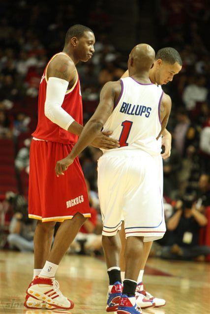 球星晒更衣室照，队内氛围引关注（球星分享更衣室照，团队氛围备受关注）