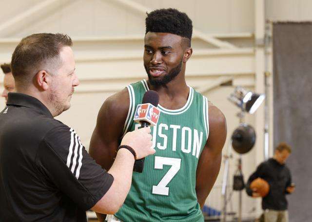 美记：恩比德右膝仍酸痛但治疗正确，他或许将缺席更久（美记：恩比德右膝仍感酸痛但治疗方向正确，缺阵期或进一步延长）