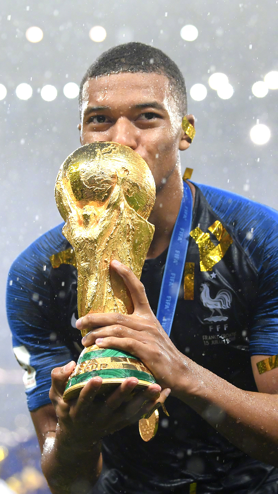 康宁汉姆在活塞12连胜期间，场均贡献30+10+5（活塞豪取12连胜，康宁汉姆场均30分10助攻5篮板）